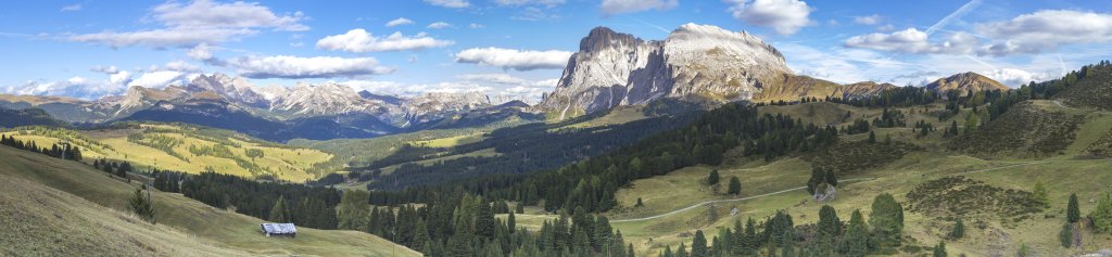 Seiseralm-Panorama mit Blick auf die Puetz-Geisler-Gruppe mit dem tief eingeschnittenen Längental, den Langkofel (3181m) und Plattkofel (2969m), Seiseralm, Südtirol, Oktober 2019.