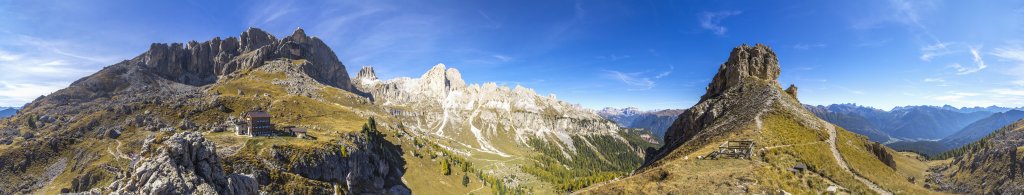 360-Grad-Panorama am Vorgipfel des Ciampaz (2316m) oberhalb der Rotwandhütte (Rifugio Roda di Vael, 2283m) mit Blick auf die Südabbrüche der Rotwand (2806m) mit der Punta Masare (2585m), dem Mugoni (2734m), der Cigolade (2540m), den Pale Rabbiose gefolgt in der Ferne vom Sellastock mit dem Piz Boe hoch über dem Fassa-Tal, Gipfel des Campiaz (2316m) und Tiefblick auf den Karerpass, Rosengarten, Südtirol, Oktober 2019.