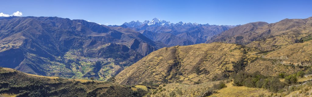 Blick von der Passstrasse oberhalb von Chiquian auf die im Südosten gelegene Cordillera Huayhuash mit deren Hauptgipfel Yerupaja (6635m), Peru, Juli 2019.
