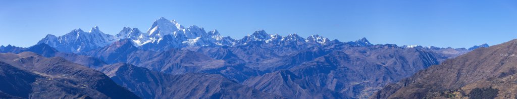 Cordillera Huayhuash von Nordwesten mit dem Zentralgipfel des Yerupaja (6635m), Peru, Juli 2019.