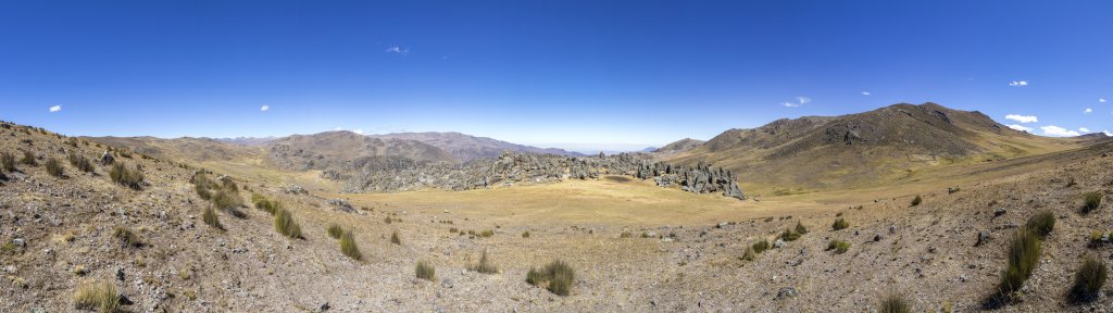 Die erste Akklimatisierungstour bei den Felsen von Hatun Machay führt uns auf 4478m Höhe, Peru, Juli 2019.
