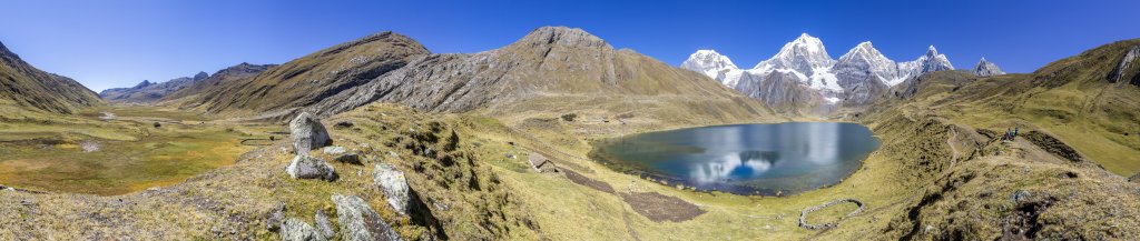 Östlicher Einstieg in die Cordillera Huayhuash an der Laguna Carhuacocha (4156m) mit traumhaftem Blick auf Siula Grande (6344m), Yerupaja (6635m), Yerupaja Chico (6121m), Jirishanca (6094m) und Rondoy (5775m), Peru, Juli 2019.