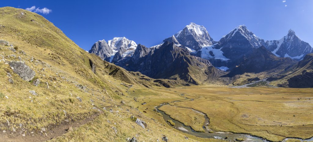 Ein nachmittäglicher Erkundungsgang bringt uns an den Eingang des Tales zum Paso Siula (4817m) mit den drei Lagunen (Tres Lagunas - Gangrajanca, Siulacocha und Quesillacocha), das vom Siula Grande (6344m) und dem Yerupaja (6635m) überragt wird, Peru, Juli 2019.