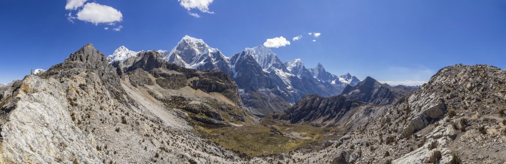 Am Paso Siula (4817m) eröffnet sich ein Gesamtüberblick über die Ostseite der Cordillera Huayhuash mit dem Carnicero (5960m), Siula Grande (6344m), den vorgelagerten Jurau A (5640m) und Jurau B (5727m), Yerupaja (6635m), Yerupaja Chico (6121m), Jerishanca (6094m) und dem Rondoy (5775m), Peru, Juli 2019.