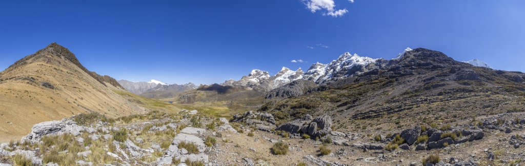 Nach der Überschreitung des Pasu Siula (4817m) gelangt man unterhalb des CeroPucacocha (4852m) auf die Südseite der Cordillera Huayhuash mit deren südlichsten Gipfeln Trapecio (5653m), Quesillo (5600m), Huaraca (5537m), Jurau D (5674m) und Carnicero (5960m). Im Süden liegen die Höhenzüge der angrenzenden Codillera Raura, Peru, Juli 2019.