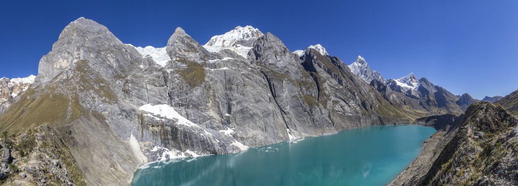 Über der Laguna Gangrajanca erheben sich die Gipfel des Jurau (5727m), des Siula Grande (6344m), des Yerupaja (6635m), des Jirishanca (6094m) und des Rondoy (5775m), Peru, Juli 2019.
