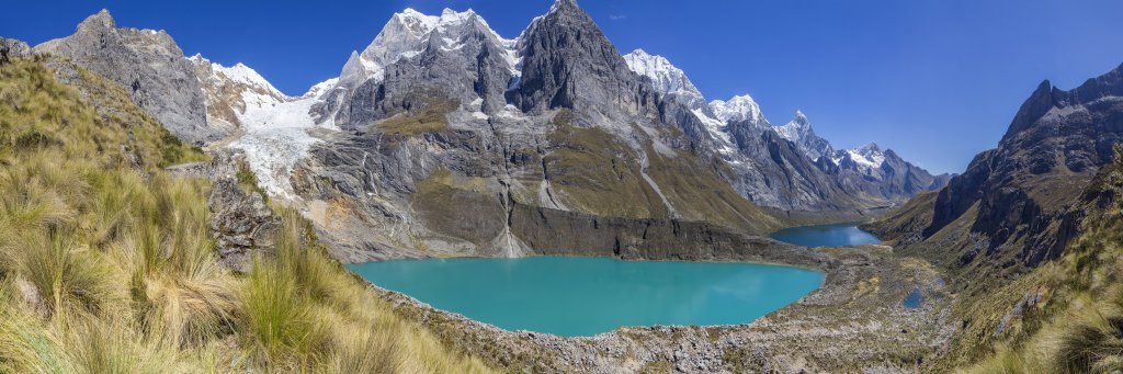 Panorama im Aufstieg von der Laguna Quesillacocha zum Mirrador de las Tres Lagunas auf der Ostseite der Cordillera Huayhuash, Peru, Juli 2019.