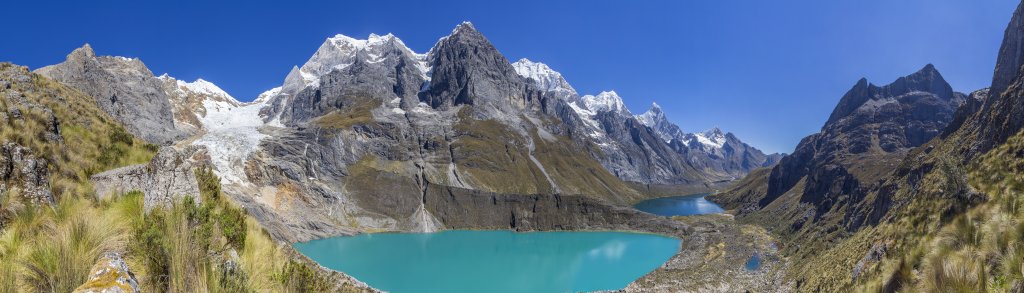 Weiter Blick über die Cordillera Huayhuash im Aufstieg von der Laguna Quesillacocha zum Mirrador de las Tres Lagunas mit Blick auf den Carnicero (5960m), Sarapo (6127m), Jurau (5727m), Siula Grande (6344m), Yerupaja (6635m), Jirishanca (6094m) und am Ende der Cordilleren-Kette den Rondoy (5775m), Peru, Juli 2019.