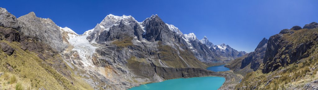 Am Mirador de las Tres Lagunas (4533m) hat man einen traumhaften Blick auf die drei Lagunen Quesillacocha, Siulacocha und Gangrajanca auf der Ostseite der Cordillera Huayhuash, Peru, Juli 2019.