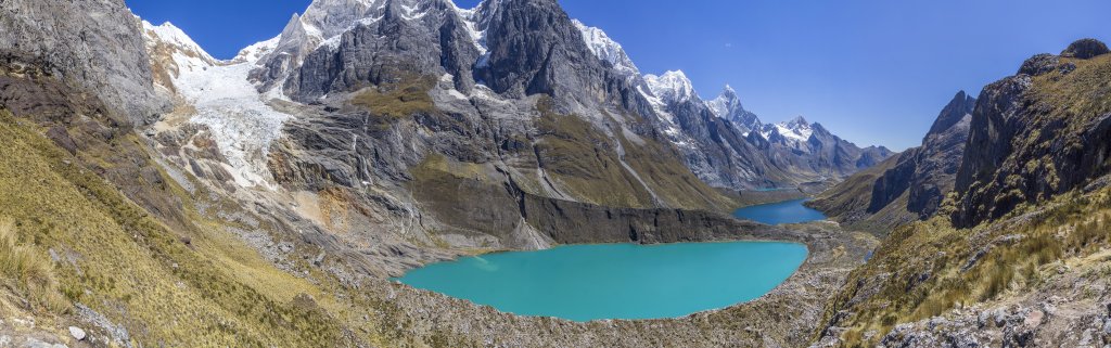 Am Mirador de las Tres Lagunas (4533m) hat man einen traumhaften Blick auf die drei Lagunen Quesillacocha, Siulacocha und Gangrajanca auf der Ostseite der Cordillera Huayhuash, Peru, Juli 2019.