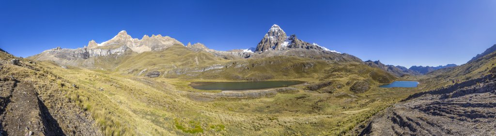 Vom Dorf Huayhuash geht es an den Lagunas Mitococha vorbei hinauf zum Paso Huayhuash (4788m). Vis-a-vis hat man den Blick auf den Nevado Cuyoc (auch Nevado Puscanturpa Sur, 5550m), die Kette der Nevados Puscanturpa, Nevado Sueroraju (5442m) und den markanten Spitz des Nevado Trapecio (5653m), Peru, Juli 2019.