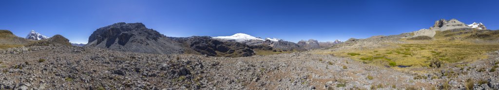 360-Grad-Panorama nach der Überschreitung der Portachuelo de Huayhuash (4788m) mit Trapecio (5653m), dem Cerro Ararac (5074m) über der Portachuelo Huayhuash, der Cordillera Raura im Osten sowie dem Nevado Cuyoc (Puscanturpa Sur, 5550m), Peru, Juli 2019.