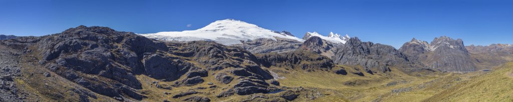 Nach der Überschreitung der Portachuelo de Huayhuash (4788m) und im Abstieg zur Laguna Viconga ergeben sich reizvolle Ausblicke in die östlich gelegene Cordillera Raura mit dem großen Eisfeld des Nevado Kuajadajanca (5421m), dem Nevado Quesillojanca (5323m), Nevado Cullcushjanca (5550m) und dem Yarupac (5685m), Peru, Juli 2019.