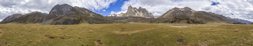 360-Grad-Panorama an einem etwas bewölkteren Nachmittag am Camp Huanapatay (Campamento Elefante, 4521m) zwischen dem San-Antonio-Pass (5065m) und dem Punta Cuyoc (5032m) und überragt vom Nevado Cuyoc alias Nevado Puscanturpa Sur mit seinen 5550m Höhe, Peru, Juli 2019.