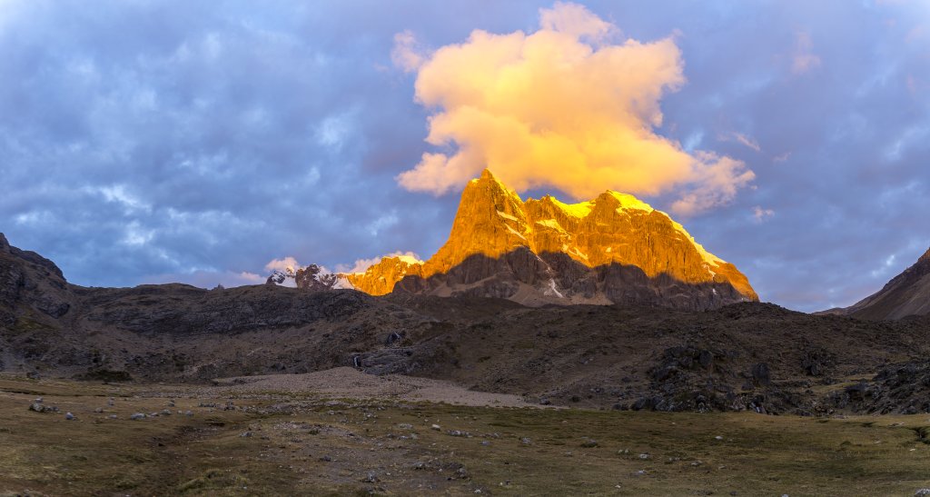 Abendliches Andenglühen am Camp Huanapatay (4521m) unter Nevado Cuyoc (5550m) und den Gipfeln der Nevados Puscanturpa (5652m), Peru, Juli 2019.