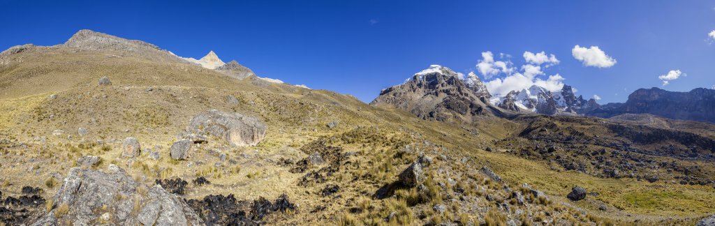 Im Aufstieg zum Passübergang der Punta Cuyoc (5032m) zwischen den Gipfeln des Nevado Pumarinri (5465m) auf der linken Seite und den Gipfeln des Nevado Cuyoc (auch Nevado Puscanturpa Sur, 5550m) und des Nevado Sueroraju (5442m) auf der rechten Seite, Peru, Juli 2019.