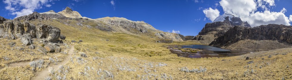 In Sichtweite des Passes Punta Cuyoc (5032m) unterhalb von Nevado Pumarinri (5465m), Nevado Cuyocraju (5320m) und Nevado Cuyoc (5550m), Peru, Juli 2019.