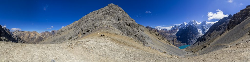 Unterhalb des Cerro San Antonio überqueren wir den Paso San Antonio (5065m) vom Camp Huanapatay zur Laguna Juraucocha, an dem sich uns ein fantastisches Bergpanorama der westlichen Cordillera Huayhuash mit dem Siula Grande (6344m) eröffnet, Peru, Juli 2019.