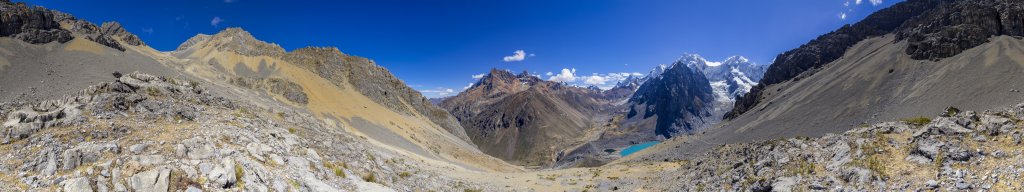 360-Grad-Panorama im Abstieg vom Paso San Antonio (5065m) zur Laguna Juraucocha unter den Westabbrüchen des Nevado Jurauraju (5335m) und mit Blick auf die Westseite der Cordillera Huayhuash mit dem Cerro Rosario (5557m), Tsacra Grande (5610m), Tsacra Chico (5548m), Nevado Rasac (6017m), Yerupaja (6635m), Siula Grande (6344m), Nevado Sarapo (6127m) und des Nevado Carnicero (5960m), Peru, Juli 2019.