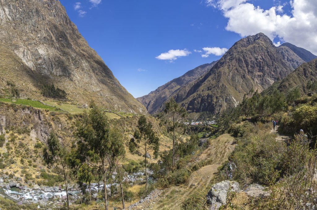 Vom Camp Cutatambo (4284m) steigt man in den kleinen peruanischen Ort Huayllapa (3530m) auf der Westseite der Cordillera Huayhuash ab, bevor man durch das langgestreckte Tal der Quebrada Hualiaq den Pass der Punta Tapush (4780m) überquert, Peru, Juli 2019.