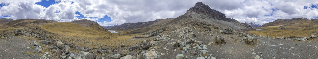 360-Grad-Panorama bei der Überschreitung des Passes Punta Tapush (4780m) in Sichtweite der zwischen dem Cerro Patococha Grande (4918m) und dem Tapush (5223m) eingebetteten Laguna Susucocha, Peru, Juli 2019.