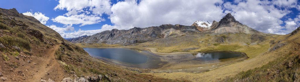 Panorama an der Laguna Susucocha mit Blick auf Cerro Nitishccocha (4929m), Diablo Mudo (Nevado Raju Collota, 5350m), Cerro Tapush (5223m) und den rechts davon gelegenen Pass Punta Tapush (4780m), Peru, Juli 2019.