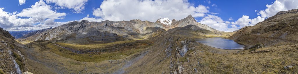Panorama in Sichtweite zum Basislager für die Besteigung des Diablo Mudo in der Quebrada Gashpopampa an der Nordspitze der Laguna Susucocha mit Blick auf Cerro Nitishccocha (4929m), Diablo Mudo (Nevado Raju Collota, 5350m), Cerro Tapush (5223m) und den rechts davon gelegenen Pass Punta Tapush (4780m), Peru, Juli 2019.