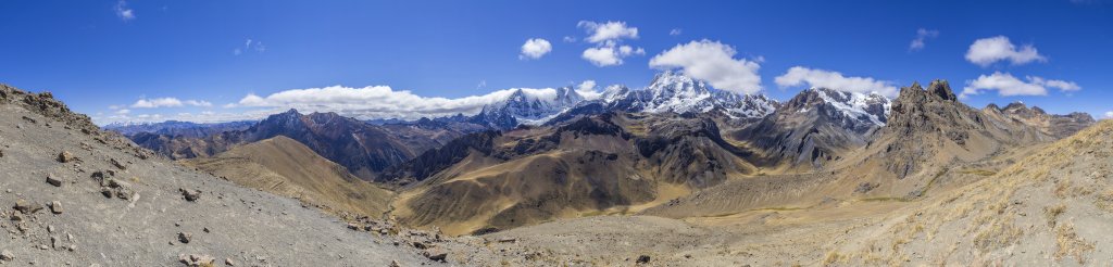 Eine kleine Felsbastion (4902m) unweit des eigentlichen Passübergangs Llaucha Punta (4838m) eröffnet ein überwältigendes Panorama von den Südausläufern der Cordillera Blanca über den roten Gipfel des Cerro Culebramina (5122m), den Rondoy (5775m), Jirishanca (6094m), Yerupaja Chico (6121m), Yerupaja (6635m), Nevado Rasac (6017m), Nevado Tsacra Chico (6089m), Nevado Tsacra Grande (5610m) bis zum felsigen Cerro Escalon über der Llaucha Punta (4850m), Peru, Juli 2019.