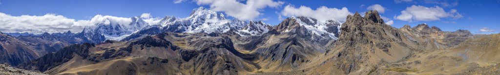 Der Mirador auf 4902m Höhe am Verbindungsgrat vom Pass Llaucha Punta (4838m) hinüber zum Gipfel des Cerro Huacrish (4750m) bietet ein traumhaftes Panorama über den gesamten nördlichen Teil der Cordillera Huayhuash mit dem alles überragenden Gipfel des Yerupaja (6635m) flankiert von Yerupaja Chico (6121m) und Nevado Rasac (6017m), dahinter unter der Wolke zeigt sich für wenige Sekunden der Siula Grande (6344m), Peru, Juli 2019.