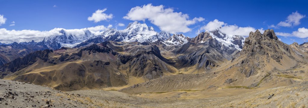 Großes Gebirgspanorama der nördlichen Cordillera Huayhuash mit einem fast wolkenfreien Yerupaja (6635m), Peru, Juli 2019.