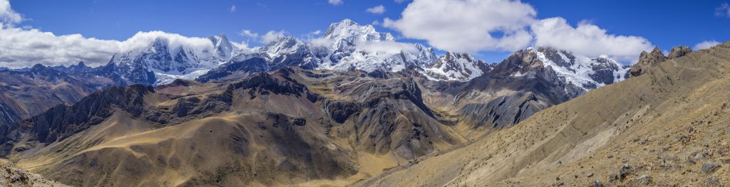 Auf dem Gratweg vom Pass Llaucha Punta (4838m) zum Gipfel des Cerro Huacrish (4750m) ergeben sich beständig verändernde Perspektiven auf die hohen 6000-er der nördlichen Cordillera Huayhuash mit deren höchstem Gipfel Yerupaja (6635m), Peru, Juli 2019.
