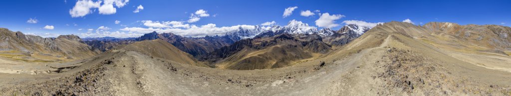 360-Grad-Panorama auf dem Gratweg vom Pass Llaucha Punta (4838m) zum Gipfel des Cerro Huacrish (4750m) mit dem nördlichen Teil der Cordillera Huayhuash auf der einen Seite und dem Fernblick in die südlichen Teile der Cordillera Blanca auf der anderen. Blick auf den stark zerklüfteten, roten Gipfel des Cerro Culebramina (5122m), den Rondoy (in Fönwalze eingehüllt, 5775m), Jirishanca (6094m), Yerupaja Chico (6121m), Yerupaja (6635m), Nevado Rasac (6017m), Nevado Tsacra Grande (5610m), Llaucha Punta (4850m) und Cerro Escalon, Cerro Llaucha (4843m) sowie den Cerro Barraco (4848m), Peru, Juli 2019.