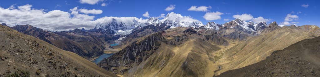 Am Gipfel des Cerro Huacrish (4750m) eröffnet sich der Blick in das Tal unterhalb von Rondoy (5775m) und Jirishanca (6094m) mit den beiden eingelagerten Bergseen Laguna Jahuacocha und Laguna Solteracocha, Peru, Juli 2019.