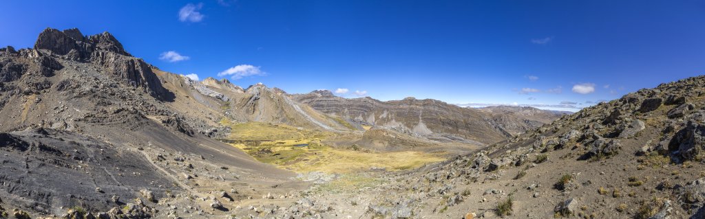 Blick auf das Tal nördlich des Diablo Mudo (5350m) kurz vorm Erreichen des Passes Llaucha Punta (4838m), Peru, Juli 2019.