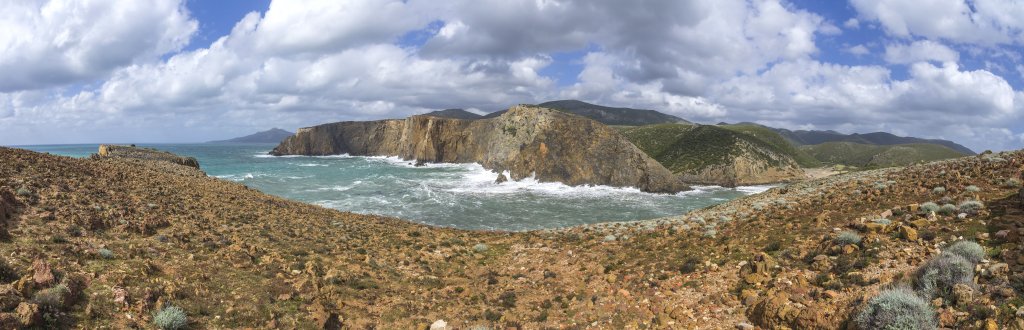 Blick auf die tief eingeschnittene Bucht und die Steilküste von Cala Domestica bei Buggerru im Südwesten Sardiniens, Sardinien, Italien, Mai 2019.