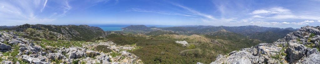 Weiter Rundumblick vom Gipfel des Monte Gennargentu (652m) auf Strand und Bucht von Portixeddu und das Capo Pecora, Sardinien, Italien, Mai 2019.