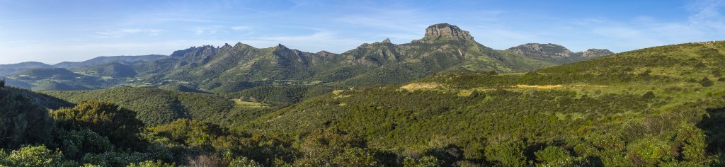 Abendlicher Blick vom Agriturismo L'Oasi del Cervo auf die Bergkette mit der Genna Limpia (568m) und dem tagsüber bestiegenen Monte Arcuentu (784m), Sardinien, Italien, Mai 2019.