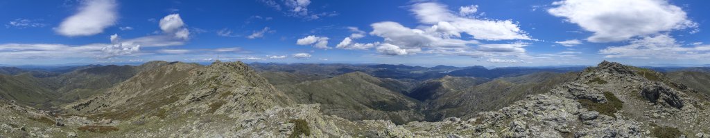 360-Grad-Panorama am Gipfel der Punta La Marmora (1834m), die mit dieser Höhe der höchste Gipfel des Gennargentu-Massivs und damit die höchste Erhebung Sardiniens ist, Sardinien, Italien, Mai 2019.