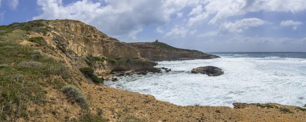 Stürmische Wanderung rund ums Capo Mannu mit seinen Steilküsten und Leuchtturm unweit des Städtchens Mandriola an der Westküste Sardiniens, Sardinien, Italien, Mai 2019.