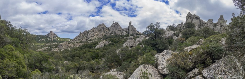 Erster Panoramablick über das Gebiet der Cime dei Sette Fratelli, einem Naturpark mit einer Ansammlung bizarrer Granitfelsen im Südosten Sardiniens, Sardinien, Italien, Mai 2019.