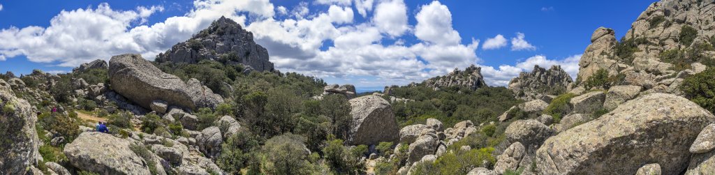 Rastplatz inmitten des Granitfelsenlabyrinths der Cime dei Sette Fratelli, Sardinien, Italien, Mai 2019.