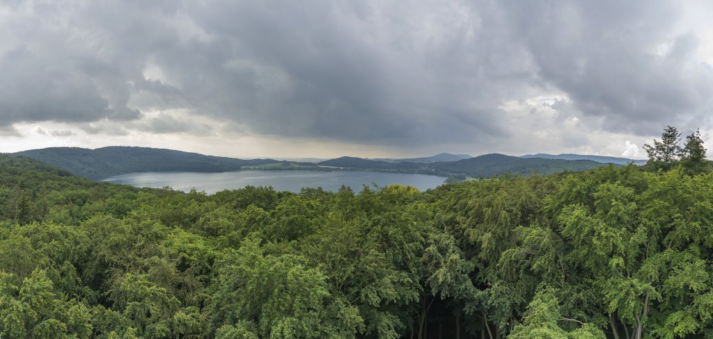 Blick vom Lydiaturm auf den Laacher See und das Brohltal. Der Laacher See ist ein vulkanischer Calderasee in der Osteifel und der größte See von Rheinland-Pfalz, Vulkaneifel, Deutschland, Juni 2020.