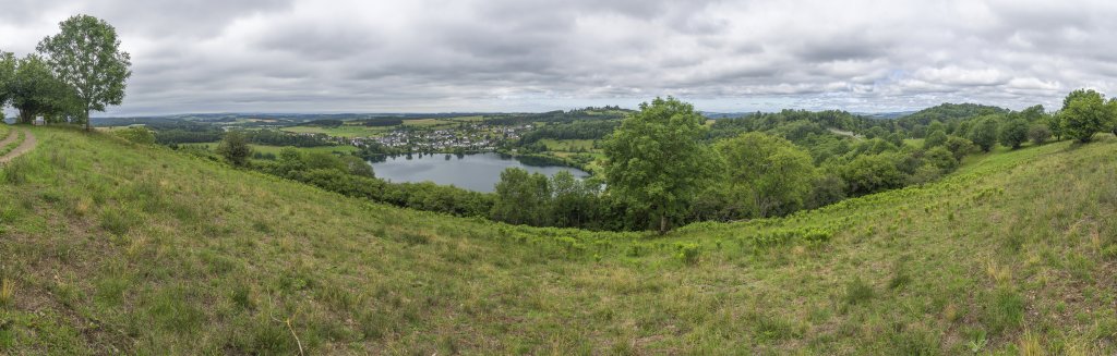 3-Maare-Wanderung : Blick vom Maarkreuz (535m) auf das Schalkenmehrener Maar, den Ort Schalkenmehren und den Hohen List (549m), Vulkaneifel, Deutschland, Juni 2020.