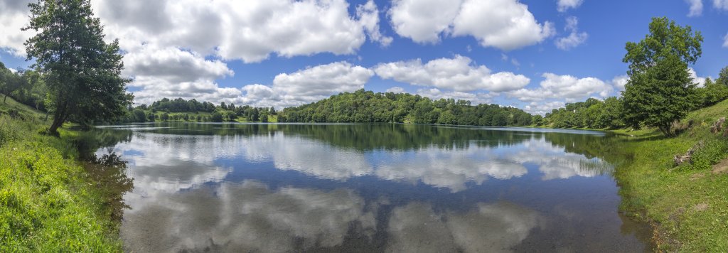 3-Maare-Wanderung : Das Weinfelder Maar (Totenmaar) mit dem gegenüber liegenden Mäuseberg (560m) und der Martinskirche, Vulkaneifel, Deutschland, Juni 2020.