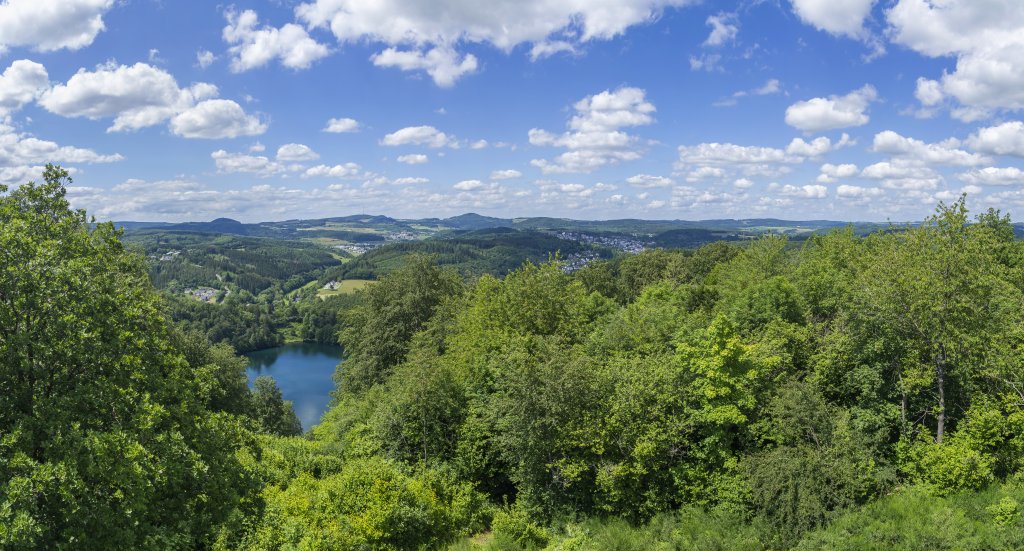 3-Maare-Wanderung : Blick vom Dronketurm auf dem Mäuseberg (560m) auf das Gemündener Maar bei Gemünden und Daun, Vulkaneifel, Deutschland, Juni 2020.