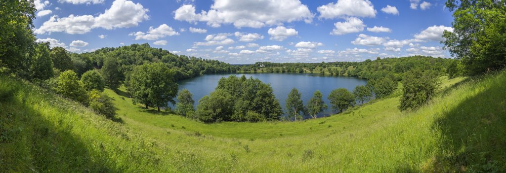 3-Maare-Wanderung : Nachmittag am Weinfelder Maar mit der gegenüberliegenden Martinskirche, Vulkaneifel, Deutschland, Juni 2020.