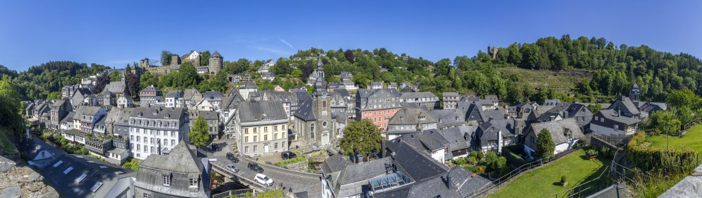 Blick auf die ehemalige Tuchmacherstadt Monschau mit ihrem mittelalterlichen Stadtbild mit idyllischen Fachwerkhäusern und überragt durch die auf das 13. Jh. zurückgehende Burg Monschau, Nationalpark Eifel, Deutschland, Juni 2020.