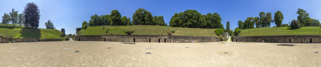Gleich kommt der Löwe! 360-Grad-Panorama in der Arena des römischen Amphitheaters von Trier aus dem 2. Jahrhundert nach Christus. Das Amphitheater fungierte zeitgleich als Stadttor von Trier, d.h. die gegenüberliegenden Einschnitte im Amphitheaterrund waren gleichzeitig Tore in der Stadtmauer von Trier, Mosel, Deutschland, Juni 2020.