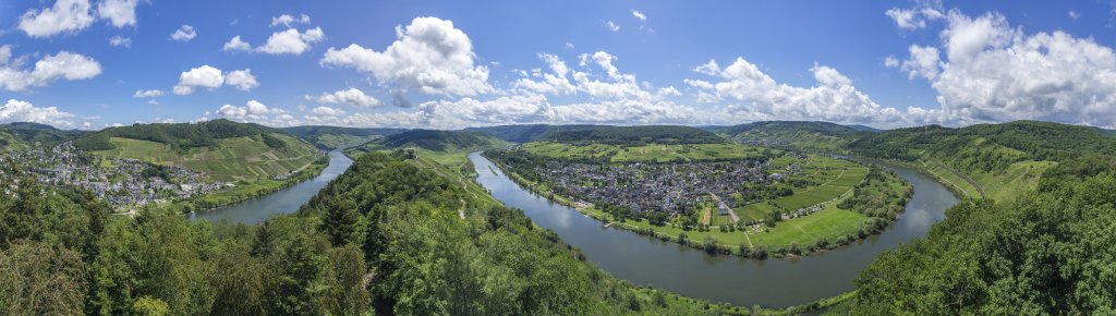 Um das Zeller Hamm, auf dem die aus dem 12. Jahrhundert hervorgegangene Marienburg und der Prinzenkopfturm steht, windet sich die längste Schleife der Mosel mit annähernd 14 km Länge. Auf der linken Seite der Mosel liegt der Ort Bullay, wähend eingebettet in die nächste stromaufwärts gelegene Moselschleife der sehr schöne Fachwerkort Pünderich mit Gebäuden aus dem 16. Jahrhundert gelegen ist, Mosel, Deutschland, Juni 2020.