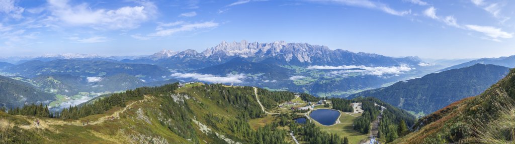 Ausblick von der Gasselhöhe (2001m) oberhalb der Reiteralm auf den Gosaukamm, Rettenstein (2246m) und die lange Kette des Hohen Dachsteins, Schladminger Tauern, Österreich, September 2020.